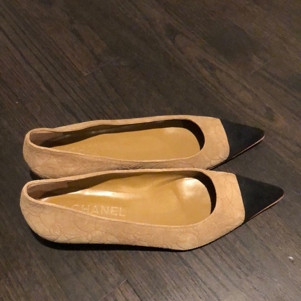 CHANEL vintage kitten heel.